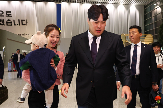 출국 전 가족들과 인사 나누는 류현진   (영종도=연합뉴스) 서대연 기자 = 한화 이글스와 계약하며 12년만에 한국프로야구 KBO리그로 돌아오는 류현진이 23일 오전 인천국제공항 제2여객터미널에서 한화 2차 캠프 합류를 위해 출국하며 가족들에게 인사하고 있다. 2024.2.23   dwise@yna.co.kr (끝)  〈저작권자(c) 연합뉴스, 무단 전재-재배포, AI 학습 및 활용 금지〉