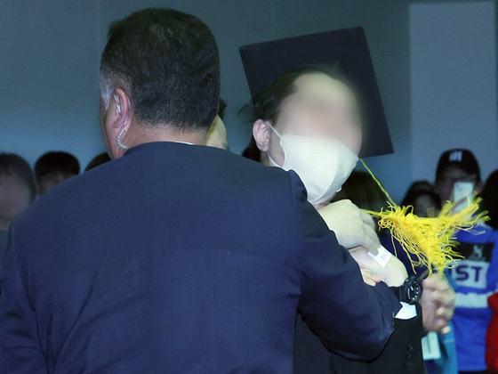 지난 16일 한국과학기술원(KAIST) 학위 수여식에서 한 졸업생이 윤석열 대통령이 축사를 할 때 R&D 예산과 관련해 대통령을 향해 항의를 하던 중 제지를 당했다. 〈사진=대통령실통신사진기자단〉