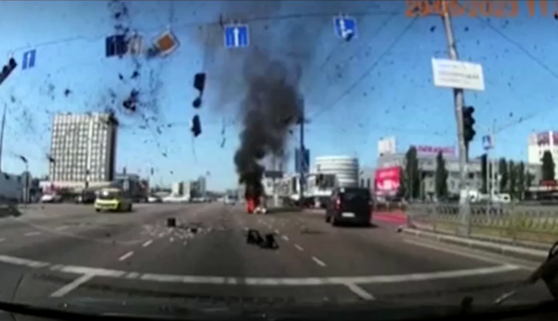 러시아가 지난해 5월 29일 우크라이나 수도 키이우에 공습을 벌이는 장면. 〈영상=로이터〉