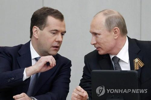 메드베데프 국가안보회의 부의장(왼쪽)와 푸틴 대통령(오른쪽) 〈사진=연합뉴스〉