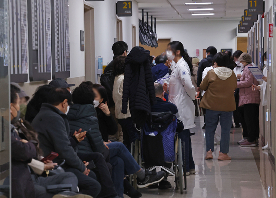 서울의 한 대학병원 진료실 앞에서 한 의사가 진료를 보러온 환자들을 살피고 있다. 〈사진=연합뉴스〉