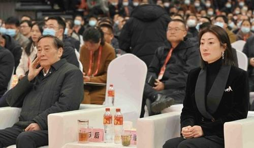 쭝칭허우 와하하 회장(왼쪽)과 딸 쭝푸리 부회장 〈중국 재일재경·연합뉴스〉