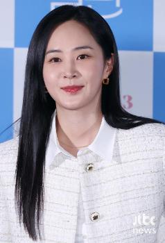 '돌핀' 권유리 “시사회 당일 소녀시대 멤버 대다수 해외에 있어 마음 쓰라려“