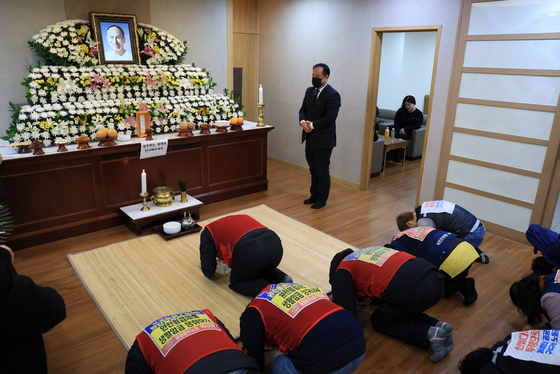 공공운수노조 조합원들이 서울대병원 장례식장에 마련된 택시기사 방영환 씨의 빈소를 찾아 조문하고 있습니다. 〈출처=연합뉴스〉