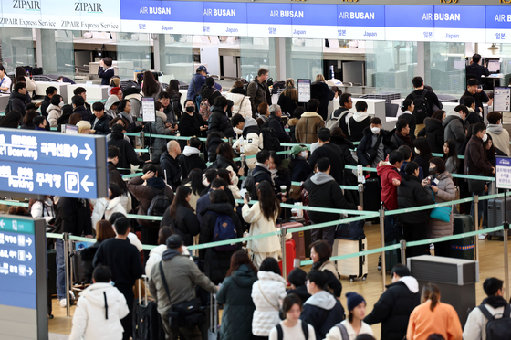 일본으로 출국하는 여행객들. 〈사진=연합뉴스〉