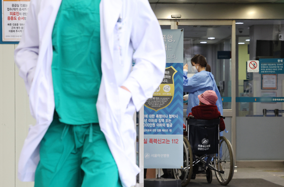 지난 21일 오전 서울의 한 대형병원 응급의료센터에서 의료진이 이동하고 있다. 〈사진=연합뉴스〉