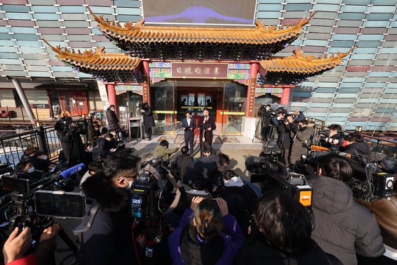 중국 정부의 '해외 비밀경찰서' 의혹을 받는 서울의 중식당 '동방명주'의 왕해군(왕하이쥔) 대표가 지난 2022년 12월 의혹에 대한 입장 발표 기자회견을 하는 모습입니다. 〈출처=연합뉴스〉