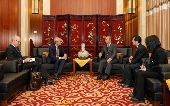 마르틴 튀멜 독일 외무부 국장(왼쪽 두번째)이 지난 26일 주 북한 중국대사관 공사와 면담하고 있다.