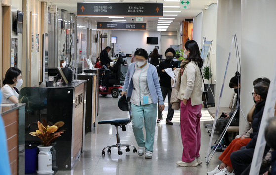 정부의 의대 정원 증원 정책에 반발한 전공의들의 사직 사태가 이어지고 있는 26일 광주 서구 한 2차 병원이 진료받으려는 환자들로 붐비고 있다. 〈사진=연합뉴스〉