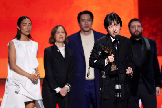 Celine Song receives the Best Feature award for "Past Lives" during the 39th Film Independent Spirit Awards in Santa Monica, California, U.S. February 25, 2024. REUTERS/Mario Anzuoni  〈저작권자(c) 연합뉴스, 무단 전재-재배포, AI 학습 및 활용 금지〉