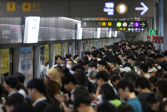 서울 지하철 9호선 김포공항역에서 승객들이 지하철을 기다리고 있다. 〈사진=연합뉴스〉