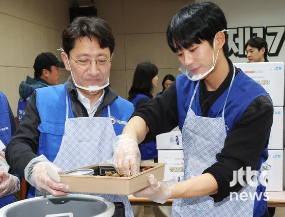 정해인 돈의동 쪽방촌 '도시락 봉사'..따듯한 마음 전달