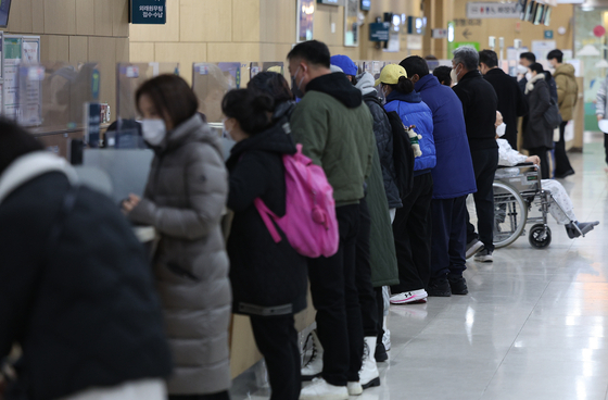 전공의 집단이탈이 장기화하는 가운데 27일 오전 대구 한 대학병원에서 환자들이 진료 접수를 하고 있다. 〈사진=연합뉴스〉