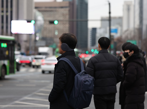 서울 광화문사거리에서 시민들이 길을 건너기 위해 기다리고 있다. 〈사진=연합뉴스〉