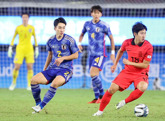 7일 중국 항저우 황룽 스포츠센터 스타디움에서 열린 2022 항저우 아시안게임 남자축구 대한민국과 일본의 결승전. 이강인이 드리블하고 있다. 〈사진=연합뉴스〉