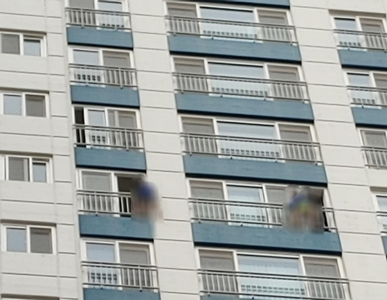 고층 아파트 난간을 옮겨다니는 초등학생들 〈사진=연합뉴스〉