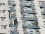아파트 18층 창문 난간 오간 초등생 2명…주민들 '화들짝'