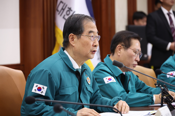 정부가 집단행동에 나선 전공의와 의대생들에게 제시한 현업 복귀 시한을 하루 앞둔 28일 오후 한덕수 국무총리가 서울 종로구 정부서울청사에서 열린 의사 집단행동 관련 중앙재난안전대책본부 회의에 참석해 발언하고 있다. 〈사진=연합뉴스〉