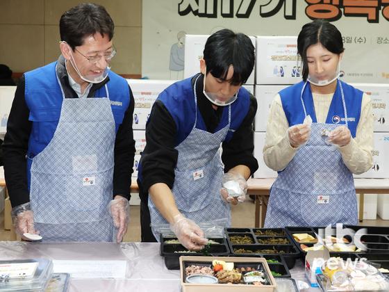 정해인 돈의동 쪽방촌 '도시락 봉사'..따듯한 마음 전달