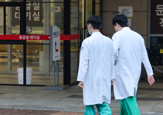 지난 20일 오전 서울 시내 한 병원에서 의료진들이 이동하고 있다. 〈사진=연합뉴스〉