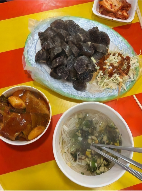 지난달 홍천강 꽁꽁축제 야시장에서 판매한 2만원짜리 순대. 〈사진=온라인 커뮤니티〉