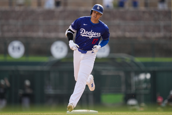 오타니 쇼헤이(LA다저스)가 지난 27일 시카고 화이트삭스와의 메이저리그(MLB) 시범경기에서 홈런을 치는 모습. 〈사진=연합뉴스〉