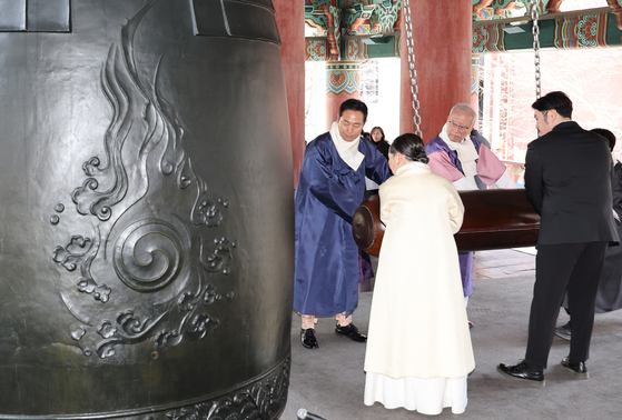 오세훈 서울시장이 1일 서울 보신각에서 열린 제105주년 3·1절 기념 타종행사에서 참석자들과 타종하고 있다. (사진=연합뉴스)