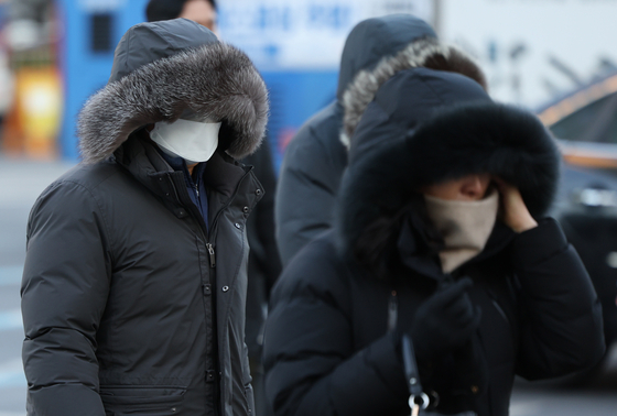 추위 속에 이동하는 시민들 〈자료사진=연합뉴스〉