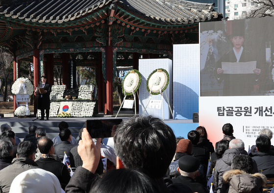 1일 오후 서울 탑골공원에서 열린 제105주년 3.1절 기념식에서 인공지능(AI) 기술을 활용해 105년 전 조국 독립을 염원한 33살 청년 정재용의 모습이 구현돼 그와 증손자 정연규씨가 독립선언서를 낭독하고 있다. (사진=연합뉴스)