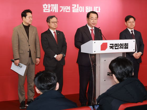 국민의힘 정영환 공천관리위원장이 2일 서울 여의도 중앙당사에서 경선 지역 결과를 발표하고 있다. 〈사진=연합뉴스〉