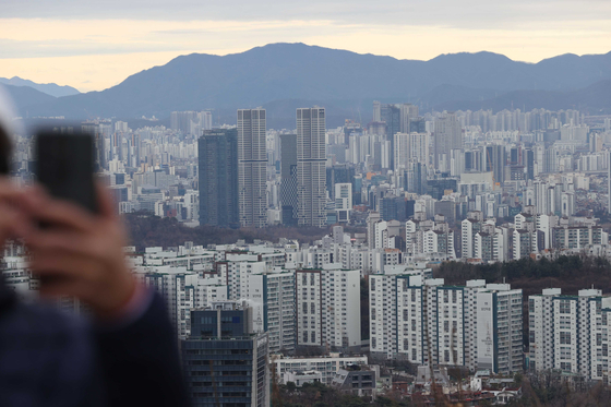 사진은 지난해 12월 12일 서울 남산에서 본 아파트. 〈자료사진=연합뉴스〉