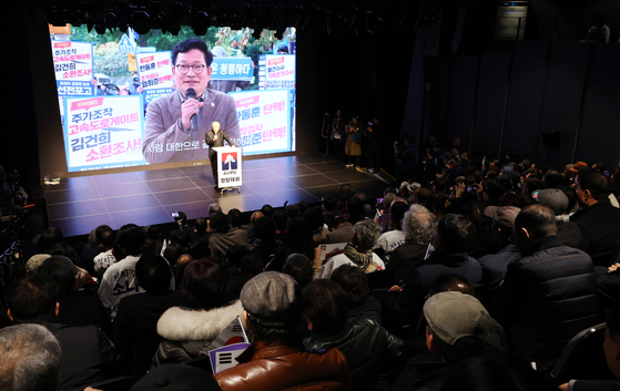 '소나무당' 창당   (서울=연합뉴스) 김주형 기자 = 전당대회 돈봉투 의혹으로 구속기소 된 송영길 전 더불어민주당 대표가 옥중에서 창당한 신당 '소나무당' 창당대회가 6일 오후 서울 종로구 노무현시민센터 다목적홀에서 열리고 있다. 2024.3.6   kjhpress@yna.co.kr (끝)  〈저작권자(c) 연합뉴스, 무단 전재-재배포, AI 학습 및 활용 금지〉