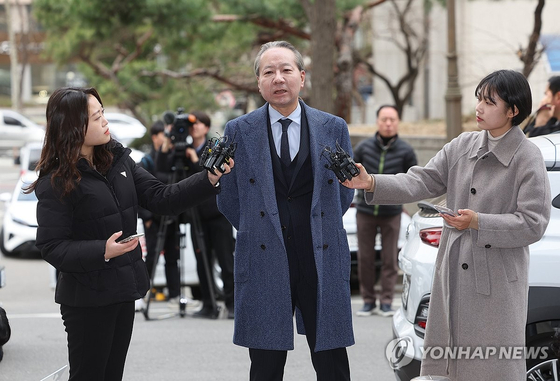 주수호 대한의사협회 비상대책위원회 언론홍보위원장이 6일 오전 의료법 위반 등 혐의 관련 조사를 받기 위해 서울경찰청 공공범죄수사대로 들어서며 입장을 발표하고 있다. 〈사진=연합뉴스〉