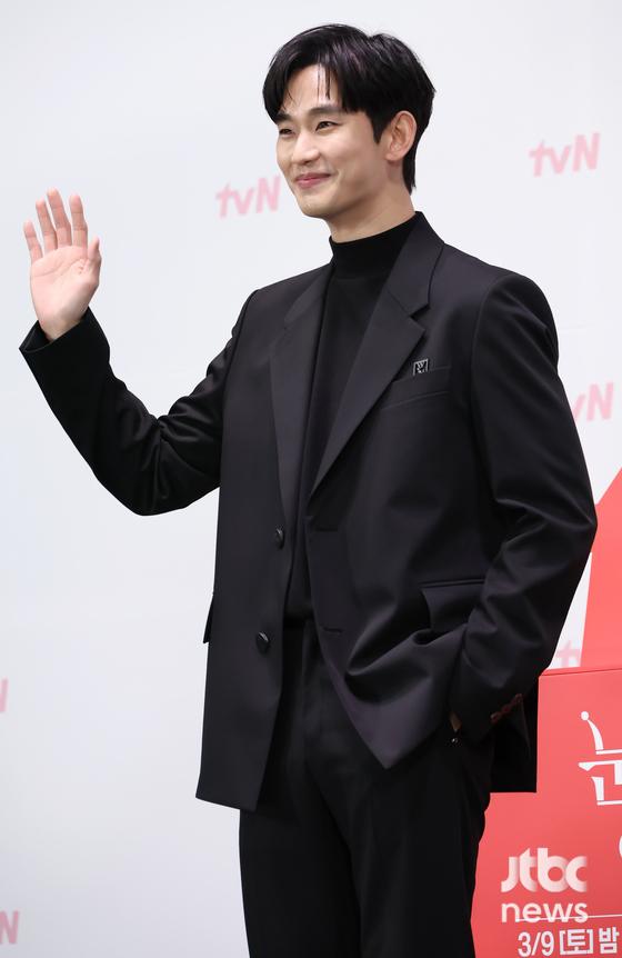 배우 김수현이 7일 오전 서울 라마다 서울 신도림 호텔에서 열린 tvN 토일 드라마 '눈물의 여왕' 제작발표회에 참석해 포즈를 취하고 있다. 박세완 엔터뉴스팀 기자 park.sewan@jtbc.co.kr (콘텐트비즈니스본부)