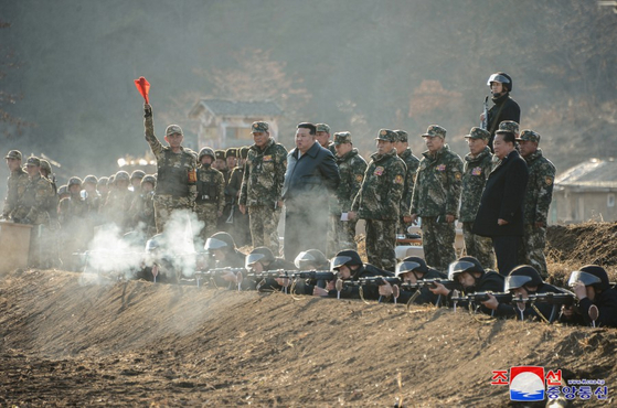 7일 조선중앙통신은 김 위원장이 전날 서부 중요작전 훈련기지를 방문해 훈련시설들을 돌아보고 실동 훈련을 지도했다고 보도했다. 〈사진=조선중앙통신 캡처〉