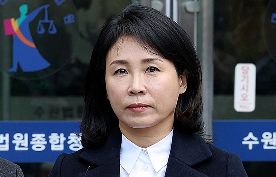 이재명 더불어민주당 대표의 배우자 김혜경 씨가 지난달 26일 오후 경기 수원지법에서 열린 첫 재판을 마치고 청사를 빠져나오고 있는 모습. [연합뉴스]