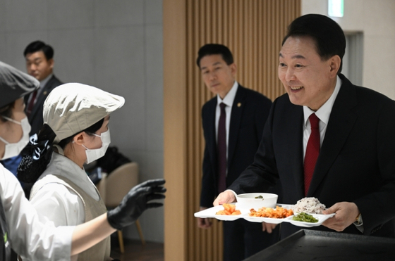 윤석열 대통령이 6일 오후 정부세종청사 중앙동 구내식당에서 교육부·보건복지부 공무원 격려 만찬에 참석해 구내식당 직원들과 인사하고 있다. 〈사진=연합뉴스〉