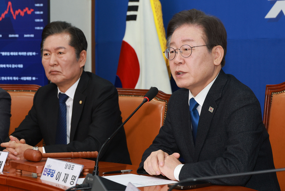 이재명 더불어민주당 대표(오른쪽)가 어제(6일) 국회에서 열린 최고위원회의에서 발언하는 모습 〈출처=연합뉴스〉