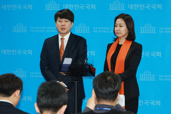 〈YONHAP PHOTO-2038〉 취재진 질문에 답하는 이준석-허은아   (서울=연합뉴스) 한종찬 기자 = 개혁신당 이준석 정강정책위원장과 허은아 창당준비위원장이 18일 국회 소통관에서 기업 및 교통 관련 정강정책을 발표한 뒤 취재진 질문에 답하고 있다. 2024.1.18   saba@yna.co.kr/2024-01-18 09:48:03/ 〈저작권자 ⓒ 1980-2024 ㈜연합뉴스. 무단 전재 재배포 금지, AI 학습 및 활용 금지〉