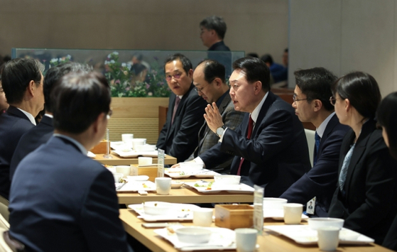 윤석열 대통령이 6일 오후 정부세종청사 중앙동 구내식당에서 교육부·보건복지부 공무원 격려 만찬에 참석해 대화하고 있다. 〈사진=연합뉴스〉