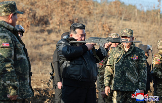 7일 조선중앙통신은 김 위원장이 전날 서부 중요작전 훈련기지를 방문해 훈련시설들을 돌아보고 실동 훈련을 지도했다고 보도했다. 〈사진=조선중앙통신 캡처〉