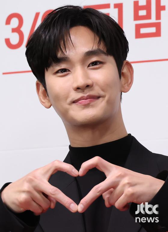 배우 김수현이 7일 오전 서울 라마다 서울 신도림 호텔에서 열린 tvN 토일 드라마 '눈물의 여왕' 제작발표회에 참석해 포즈를 취하고 있다. 박세완 엔터뉴스팀 기자 park.sewan@jtbc.co.kr (콘텐트비즈니스본부)