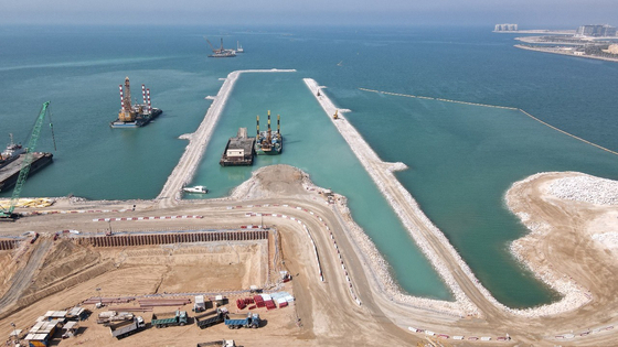 아랍에미리트(UAE) 대형 담수공장 취·배수로 건설현장 