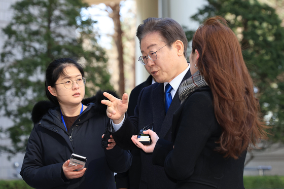 〈YONHAP PHOTO-2155〉 공직선거법 위반 혐의 공판 출석하는 이재명 대표   (서울=연합뉴스) 신현우 기자 = 지난 대선 과정에서 허위 발언을 한 혐의로 기소된 더불어민주당 이재명 대표가 8일 오전 서초구 서울중앙지방법원에서 열린 공직선거법 위반 1심 속행 공판에 출석하고 있다. 2024.3.8   nowwego@yna.co.kr/2024-03-08 10:44:19/ 〈저작권자 ⓒ 1980-2024 ㈜연합뉴스. 무단 전재 재배포 금지, AI 학습 및 활용 금지〉