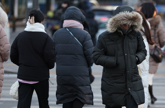 두꺼운 옷차림을 한 시민들이 걸어가고 있다. 〈사진=연합뉴스〉