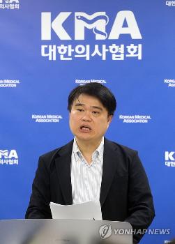 '입틀막 논란' 소아청소년과 의사회장, 퇴거불응 혐의 검찰 송치