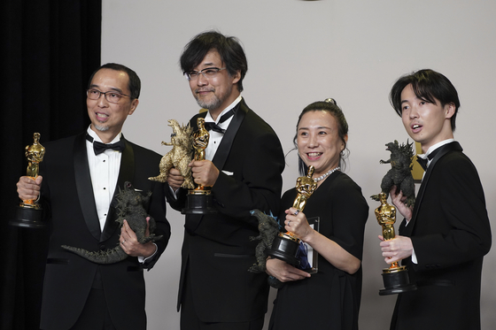 Masaki Takahashi, from left, Takashi Yamazaki, Kiyoko Shibuya, and Tatsuji Nojima pose in the press room with the award for best visual effects for "Godzilla Minus One" at the Oscars on Sunday, March 10, 2024, at the Dolby Theatre in Los Angeles. (Photo by Jordan Strauss/Invision/AP) 31024130150  〈저작권자(c) 연합뉴스, 무단 전재-재배포, AI 학습 및 활용 금지〉