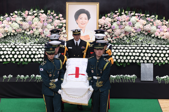 11일 오전 서울 동작구 국립현충원 현충관에서 엄수된 김영삼 전 대통령의 부인 고 손명순 여사 영결식을 마친 고인의 영정이 안장식을 위해 이동하고 있다. 〈사진=연합뉴스〉