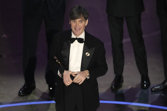 Cillian Murphy accepts the award for best performance by an actor in a leading role for "Oppenheimer" during the Oscars on Sunday, March 10, 2024, at the Dolby Theatre in Los Angeles. (AP Photo/Chris Pizzello) 31024130150  〈저작권자(c) 연합뉴스, 무단 전재-재배포, AI 학습 및 활용 금지〉