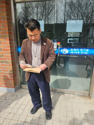 면회를 마친 뒤 대화 내용을 복기하고 있는 장헌권 목사. 〈사진=JTBC〉